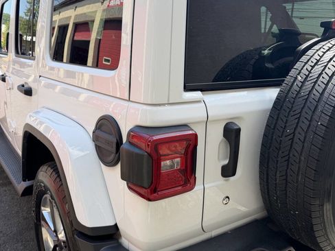 Used 2018 Jeep Wrangler Unlimited Sahara w/ LED Lighting Group AWD/4WD image 19