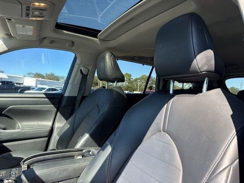 Used 2021 Toyota Highlander XLE image 8