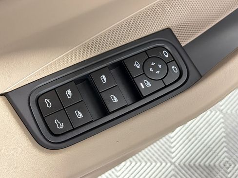 Used 2026 Porsche Macan Electric RWD image 13