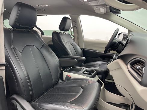 Used 2022 Chrysler Pacifica Touring-L FWD image 33