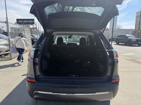 Used 2019 Jeep Cherokee Limited image 19