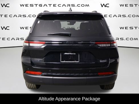Used 2025 Jeep Grand Cherokee Altitude AWD/4WD image 4