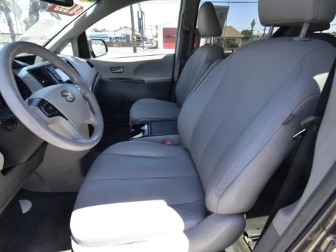 Used 2014 Toyota Sienna XLE w/ Entertainment Package FWD image 7