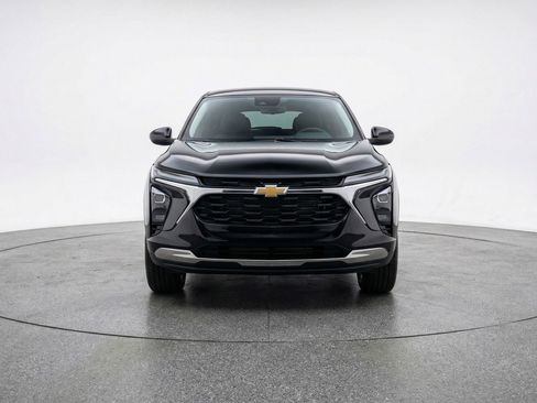 Used 2025 Chevrolet Trax LT FWD image 2