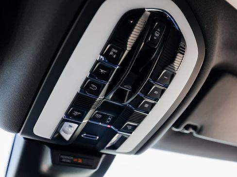 Certified 2025 Porsche Macan image 21