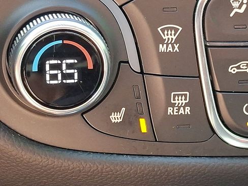 Used 2021 Chevrolet Equinox LT FWD image 19