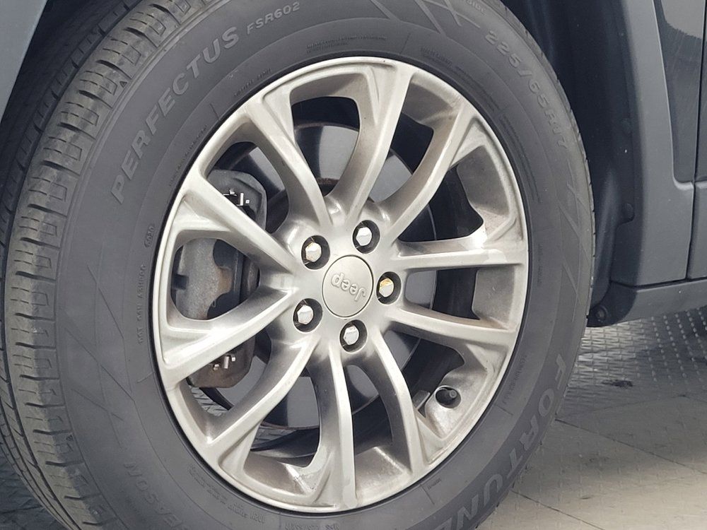 Used 2019 Jeep Cherokee Latitude Plus w/ Comfort/Convenience Group AWD/4WD image 31