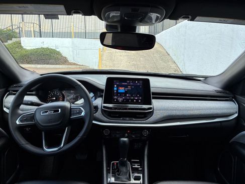 Used 2025 Jeep Compass Latitude image 32