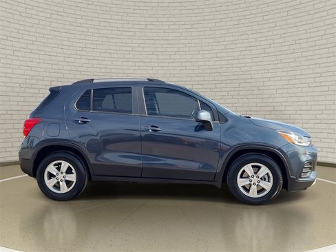 Used 2022 Chevrolet Trax LT w/ LT Convenience Package image 4