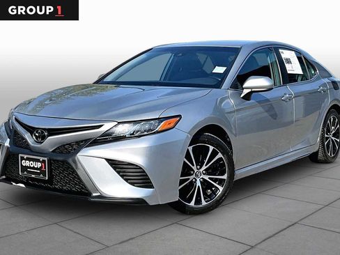 Used 2020 Toyota Camry SE FWD image 1