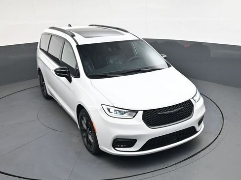 Used 2025 Chrysler Pacifica Limited image 27