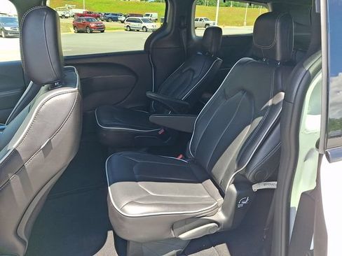 Used 2025 Chrysler Pacifica Limited FWD image 10