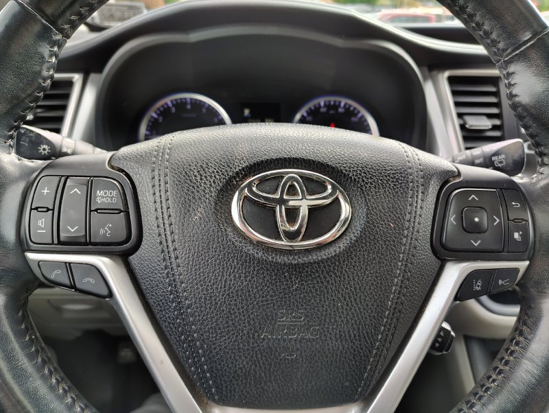 Used 2018 Toyota Highlander XLE AWD/4WD image 13