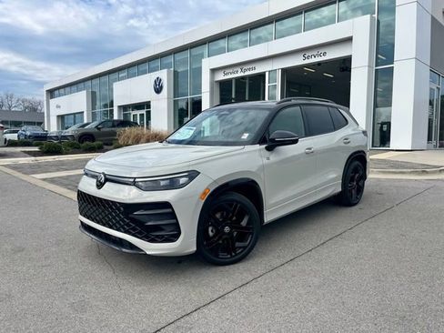 New 2026 Volkswagen Tiguan SE R-Line FWD image 1