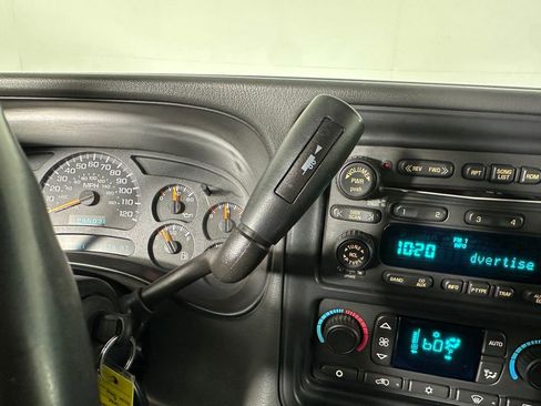 Used 2004 Chevrolet Avalanche Z71 w/ Sun And Sound Package AWD/4WD image 15