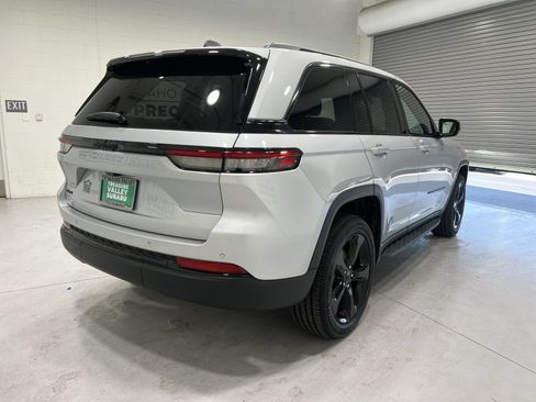 Used 2024 Jeep Grand Cherokee Altitude AWD/4WD image 8
