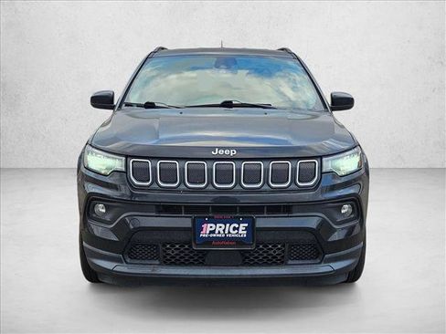 Used 2022 Jeep Compass Latitude image 2