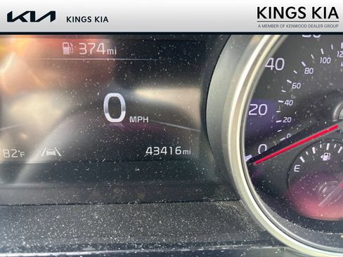 Used 2024 Kia Carnival LX FWD image 1