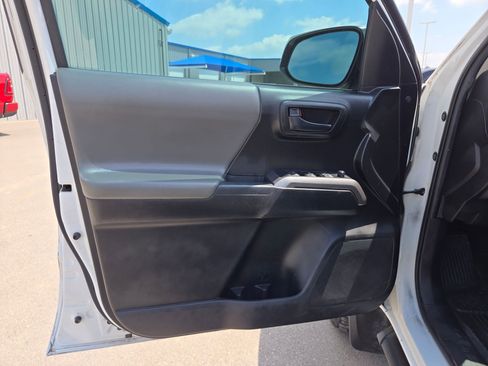 Used 2021 Toyota Tacoma SR5 RWD image 12