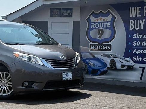 Used 2017 Toyota Sienna XLE w/ XLE Navigation Package image 1