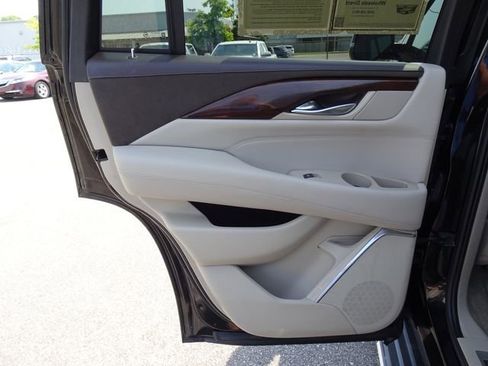 Used 2017 Cadillac Escalade Luxury AWD/4WD image 16