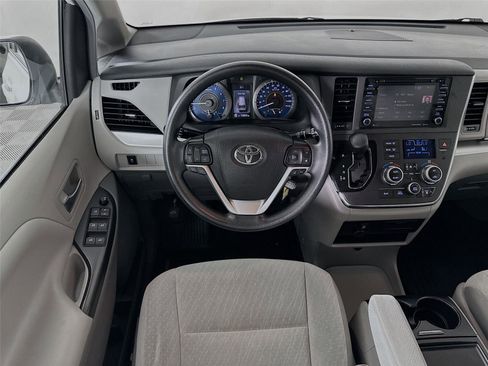 Used 2019 Toyota Sienna LE AWD/4WD image 2