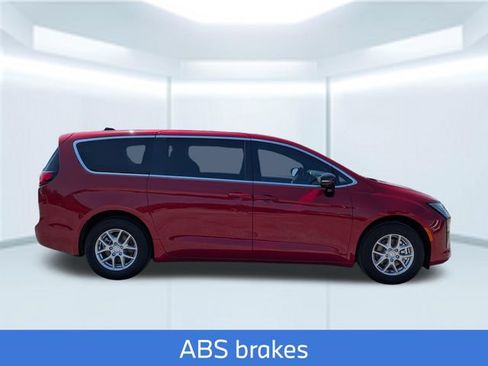 New 2027 Chrysler Pacifica Select FWD image 8