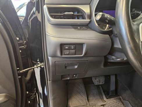 Used 2023 Toyota Highlander XLE image 16