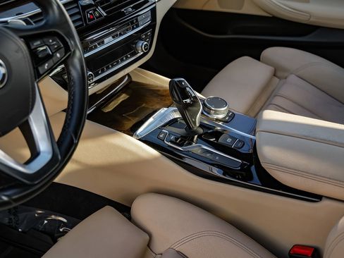 Used 2019 BMW 530e w/ Convenience Package image 24