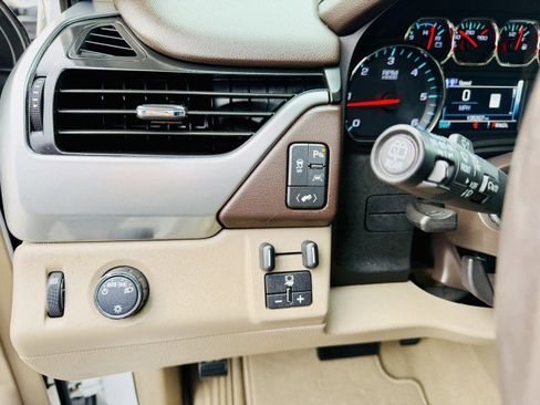 Used 2019 Chevrolet Suburban LT image 12