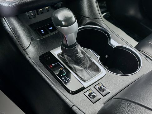 Used 2019 Toyota Highlander XLE image 16