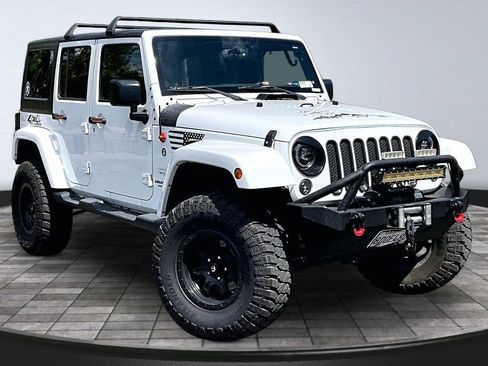 Used 2015 Jeep Wrangler Unlimited Sahara w/ Max Tow Package AWD/4WD image 30