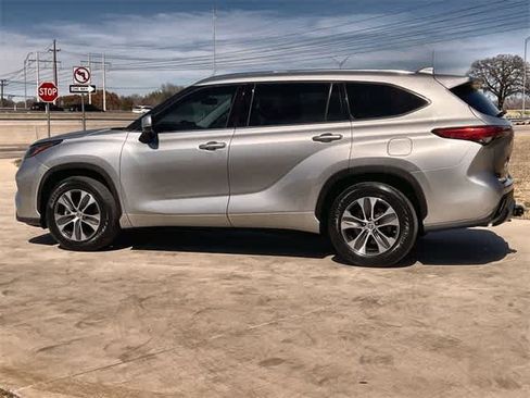 Used 2020 Toyota Highlander XLE image 4