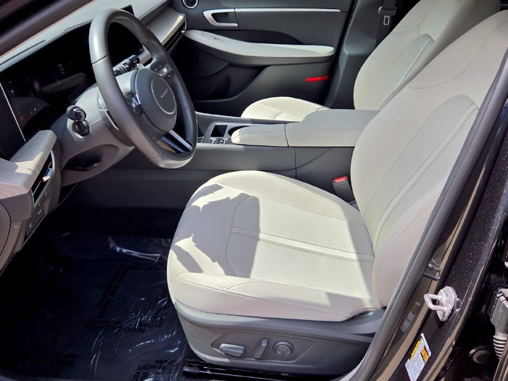 Used 2025 Hyundai Sonata SEL FWD image 11