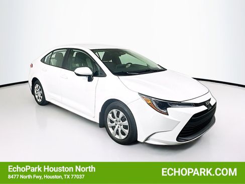 Used 2025 Toyota Corolla LE FWD image 1