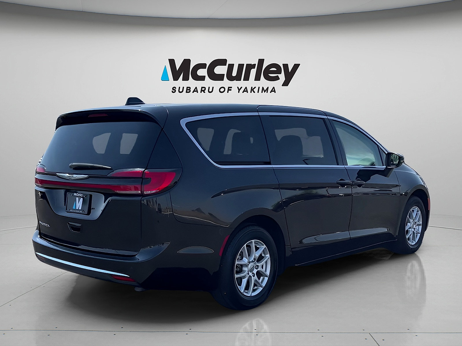 Used 2023 Chrysler Pacifica Touring-L FWD image 5