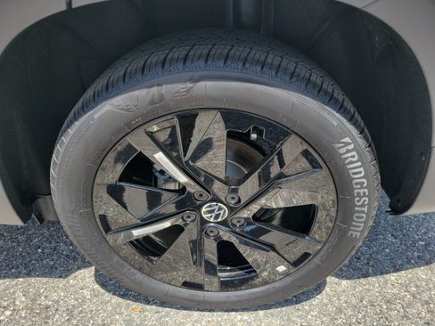 New 2026 Volkswagen Taos SE FWD image 33