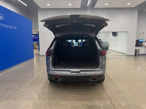 Used 2023 Chevrolet Traverse High Country image 8