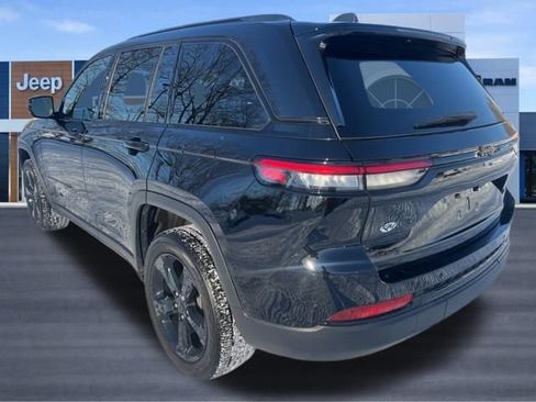 Used 2023 Jeep Grand Cherokee Altitude image 3