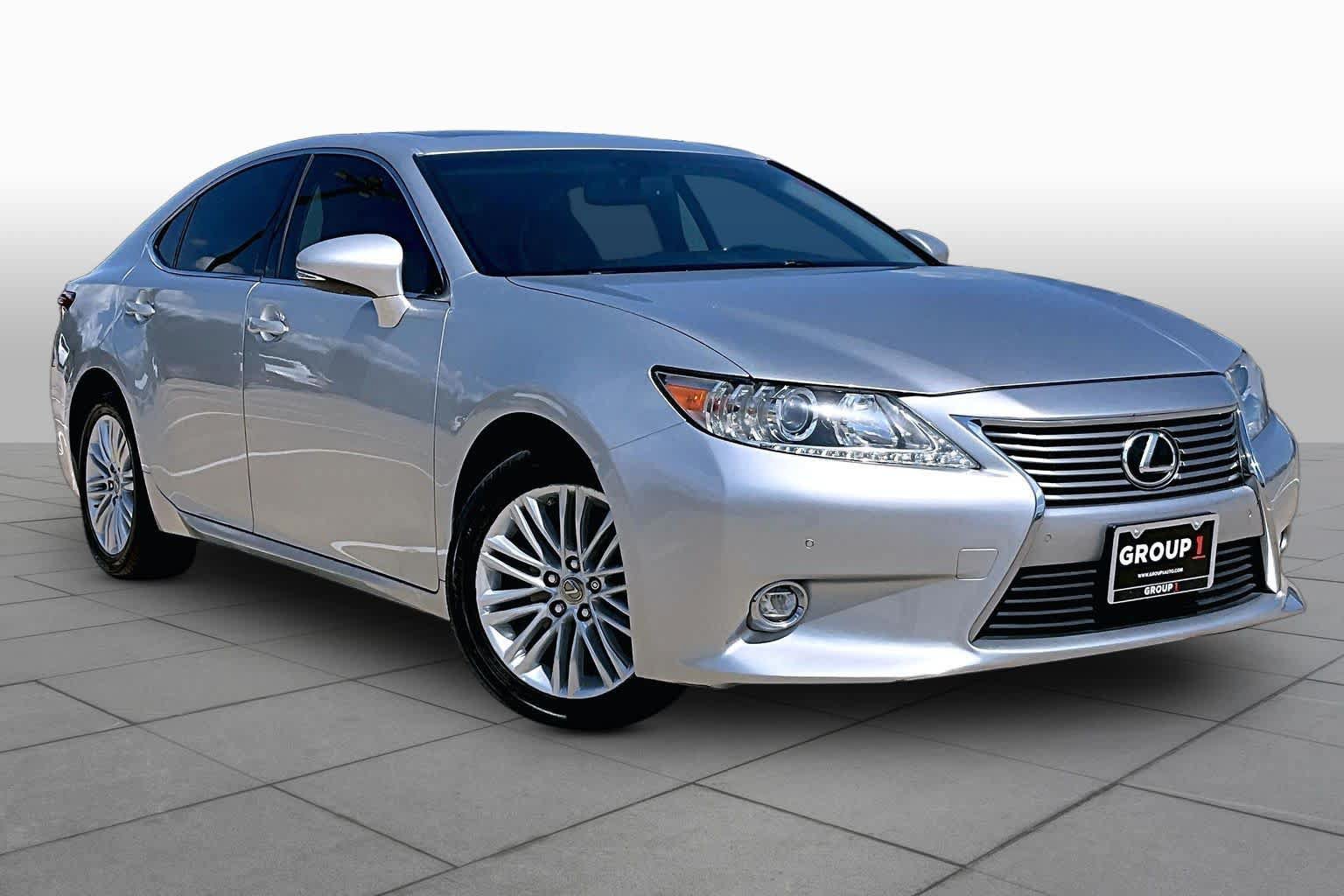 Used 2014 Lexus ES 350 w/ Luxury Package FWD image 3