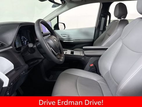 Certified 2025 Toyota Sienna XLE FWD image 6