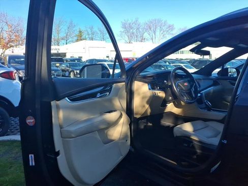 Used 2019 Cadillac XT5 FWD image 11