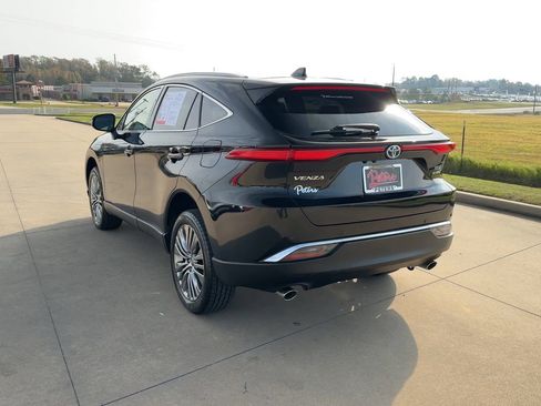 Used 2022 Toyota Venza XLE image 6