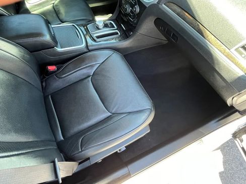 Used 2019 Chrysler 300 Limited image 13