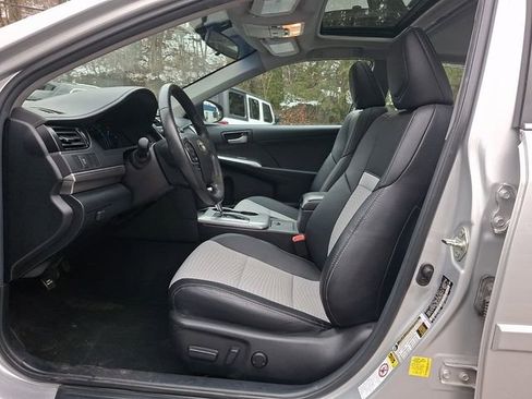 Used 2014 Toyota Camry SE w/ Moonroof Package image 14