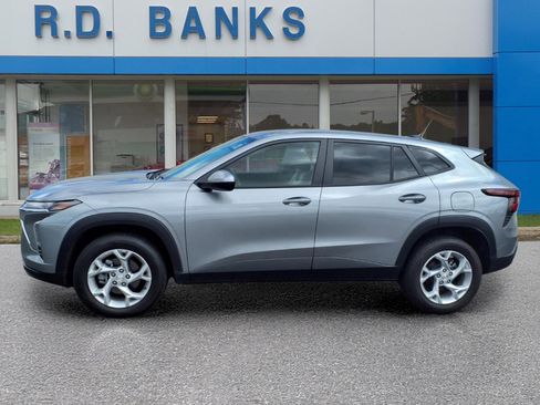 Used 2024 Chevrolet Trax LS w/ LS Convenience Package image 2