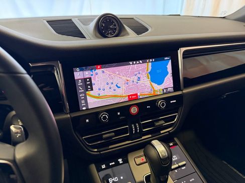 Certified 2026 Porsche Macan AWD/4WD image 23