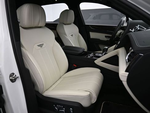 Certified 2023 Bentley Bentayga V6 image 30