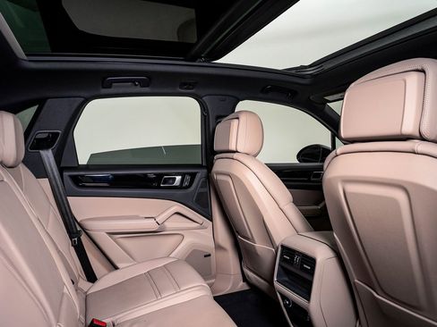 Certified 2022 Porsche Cayenne image 16
