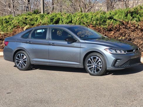 Used 2025 Volkswagen Jetta Sport image 3